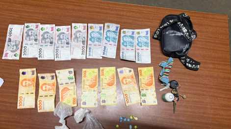 una mujer tenia arresto domiciliario por venta de drogas, se escapo y cayo en la calle con 10 envoltorios con cocaina