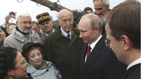 Diario de Cuyo | ENCUENTRO entre el presidente de Rusia, Vladimir Putin, en presencia del ex presidente frances Giscard dEstaing, y María de Rusia, heredera del zar Nicolas II, asesinado en 1918 por los ascendientes políticos de Putin.