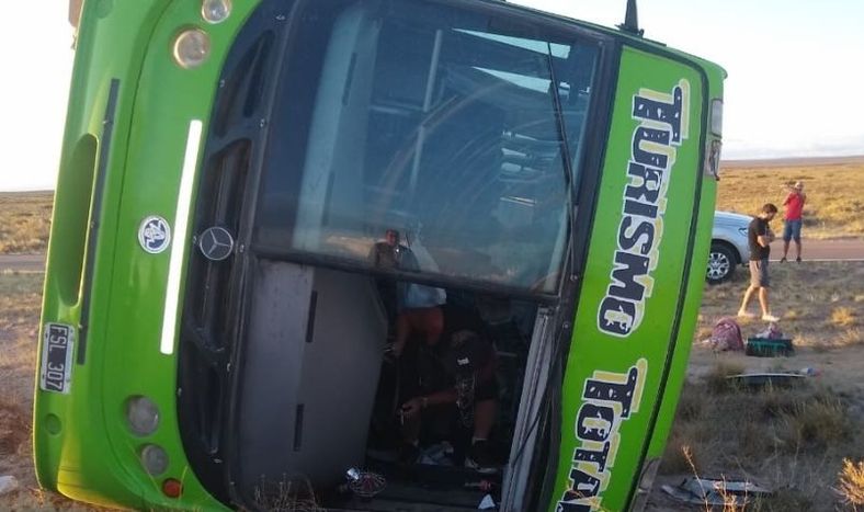 Subió sin barbijo al colectivo y lo bajaron a los golpes