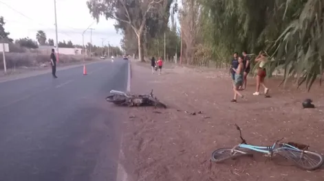 Cruzó de carril para ingresar a una casa y fue atropellada por una moto: su hija se fracturó la pierna