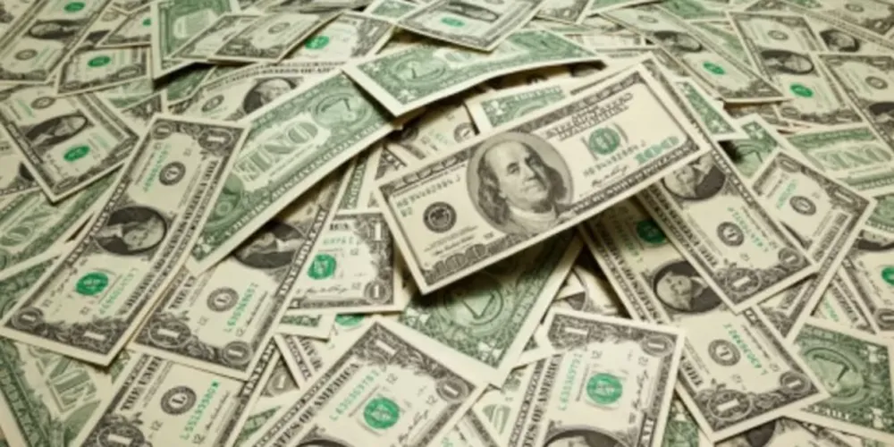 Por altas tasas, el dólar se hundió en el mes 27 centavos a $17,68