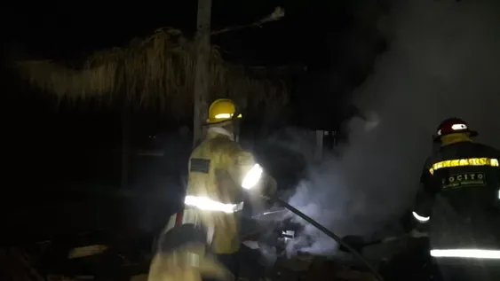 Un incendio intencional amenazó con extenderse hasta una vivienda en Pocito