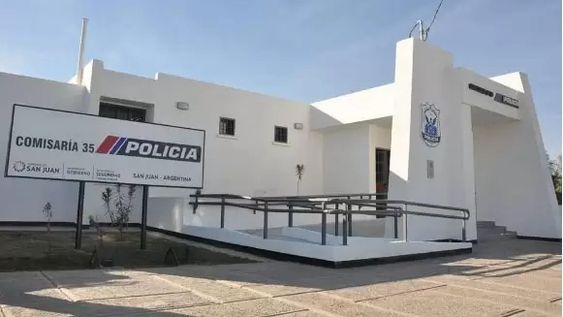Rompió la ventanilla de un patrullero, sustrajo una escopeta y asaltó a una mujer