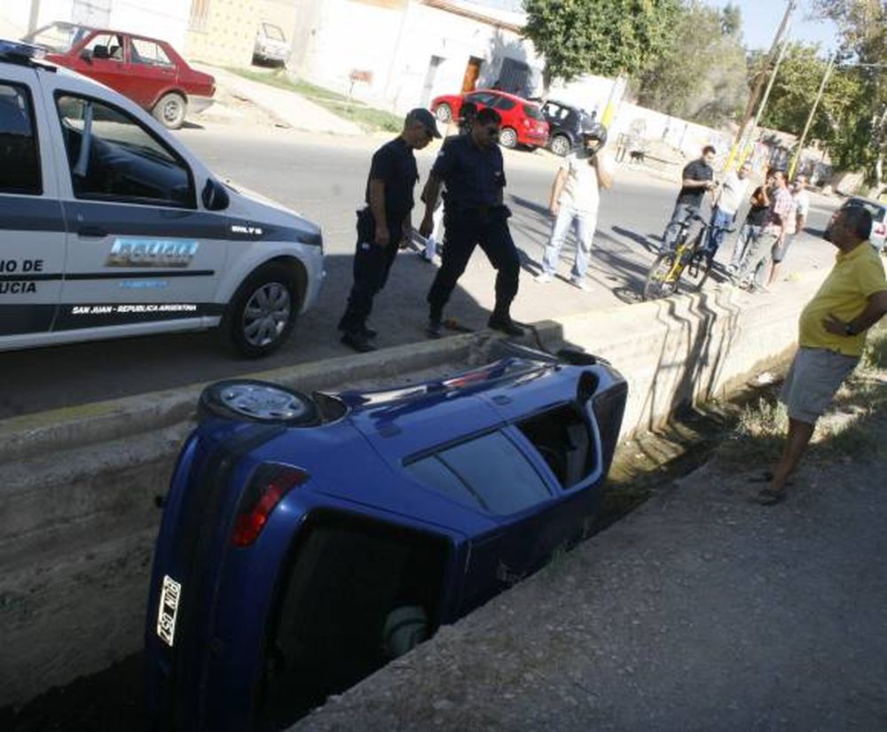 Cayó con su auto en un canal