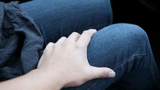 Manoseó al hermano con retraso de su amigo, lo condenaron, pero no irá a la cárcel