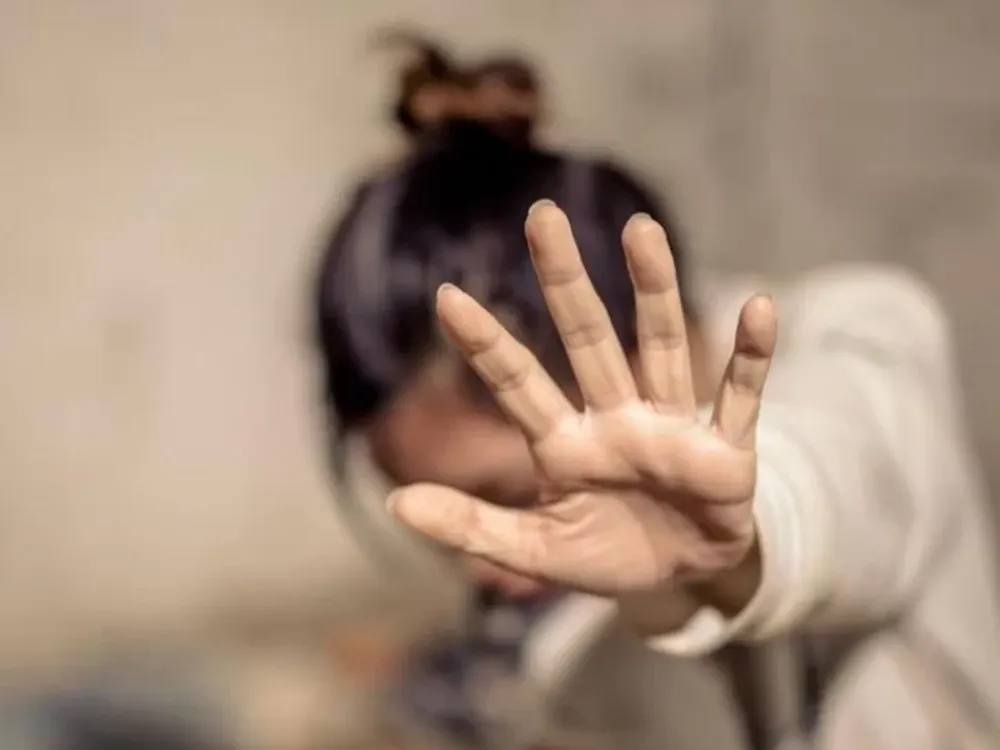 Fue condenado por seguir hostigando a su ex pareja, pero no irá preso