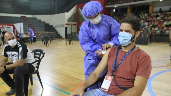 Aclaran que en el Estadio Aldo Cantoni continúa la vacunación para los equipos de Salud