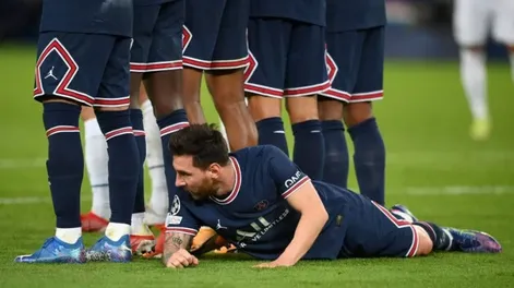 Messi, tirado en la barrera, generó un sinfín de reacciones y memes