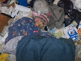 Encontraron a una anciana rodeada de basura junto a su hija: días después murió.