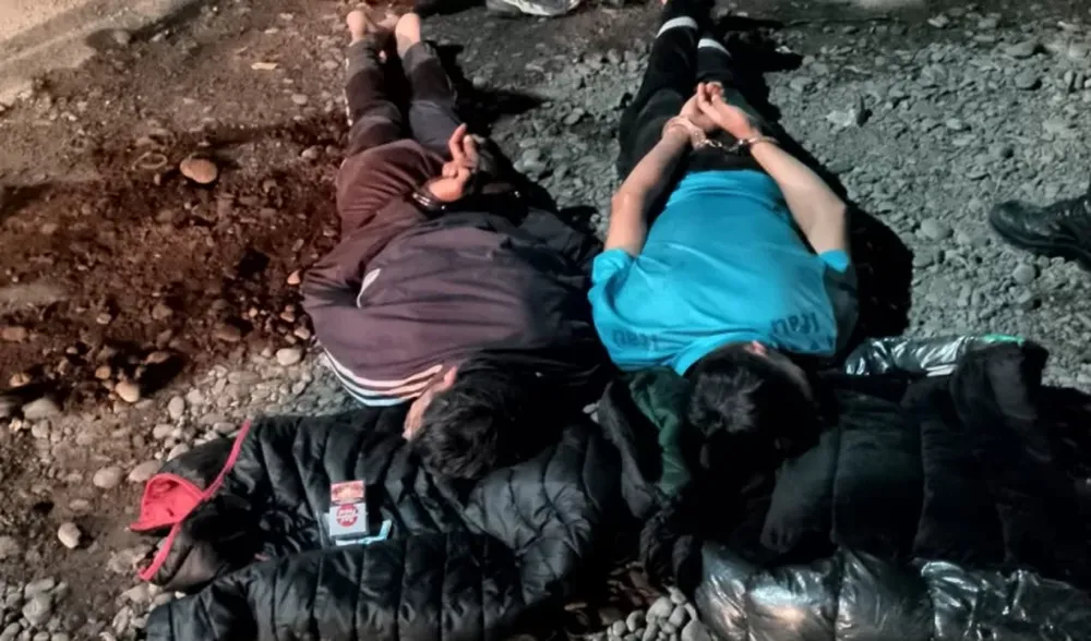 Detuvieron a dos hermanos conocidos en el ambiente delictivo: iban en un Uber con un arma
