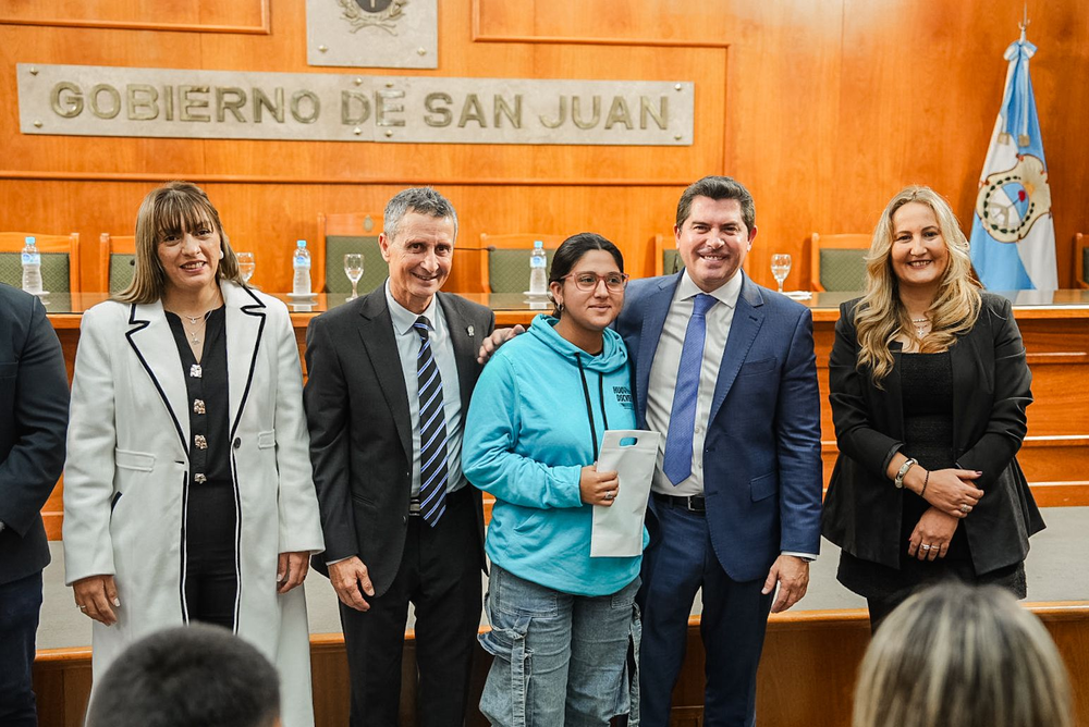 Marcelo Orrego encabezó el acto de entrega de audífonos y anteojos.&nbsp;