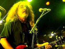 Gringui Herrera, guitarrista de Los Abuelos de la Nada, en los 80 y hoy (Foto gentileza). Gringui Herrera, guitarrista de Los Abuelos de la Nada, en los 80 y hoy (Foto gentileza).