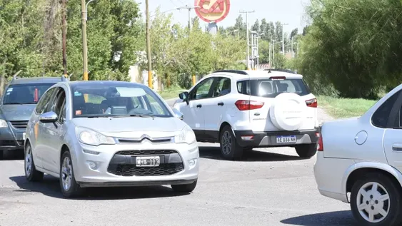 Inconsciencia y peligro por automovilistas a contramano en un lateral del Acceso Este