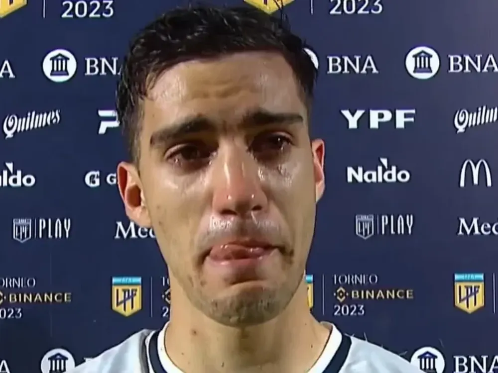 El llanto de un jugador de fútbol que perdió hace días a su mamá: “El fútbol muchas veces salva”