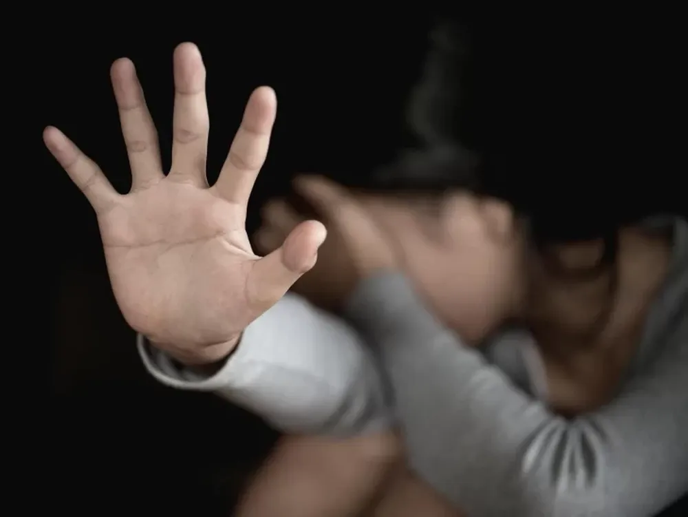 Golpeó a su pareja hasta que la defendió un hijo de 4 años: “Vas a salir de acá en pedacitos”