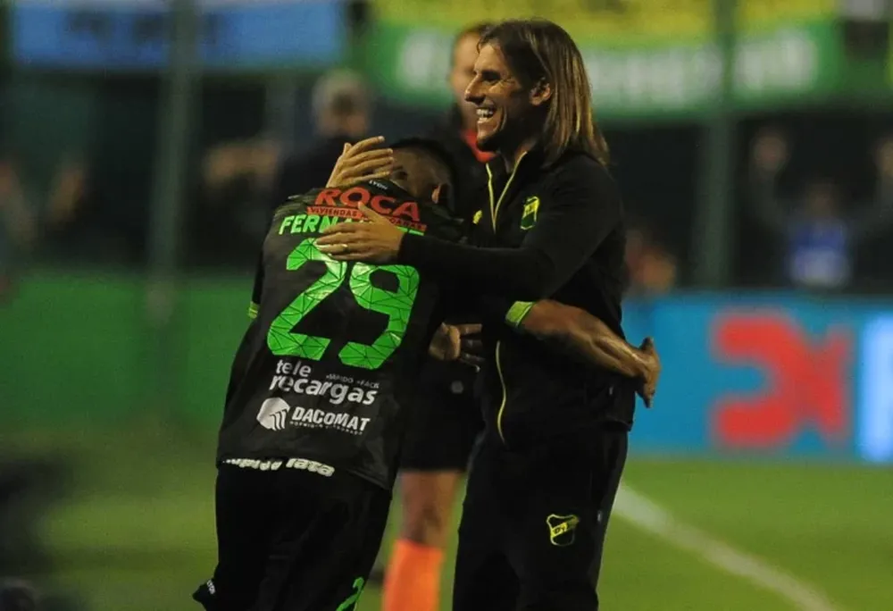 Defensa consiguió otro triunfo agónico, clasificó a la Libertadores y acecha a Racing