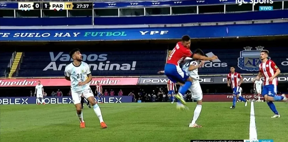 Exequiel Palacios sufrió una fractura en la columna por el rodillazo de Ángel Romero