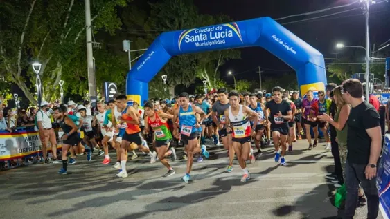 En medio de la arenga de familiares, cientos de personas corrieron la maratón nocturna