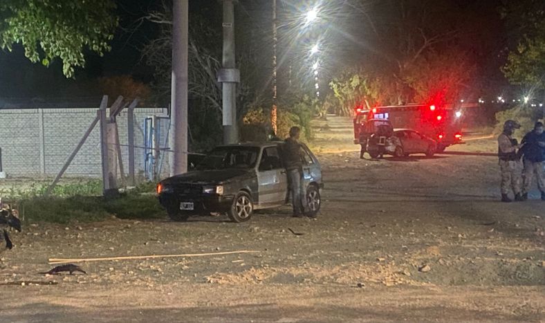 El conductor detenido con alcohol en sangre, en medio del procedimiento por el grave accidente ocurrido minutos previos en la intersección de Paula Albarracín de Sarmiento y Juan José Bustos, en Caucete. Foto gentileza El Bastón.
