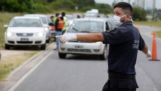 Quienes viajaron a la costa no podrán volver hasta que termine la cuarentena