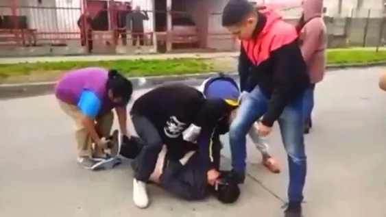 Video: vecinos golpearon a un ladrón, que terminó llorando e implorando por Jesús