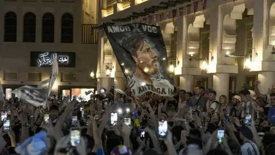 Multitudinario banderazo argentino, un ritual en Doha antes de cada partido