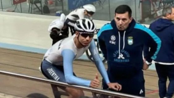 EL SANJUANINO previo a largar las vueltas con el técnico, Walter Pérez, donde ganó bronce y también en la cuarteta.