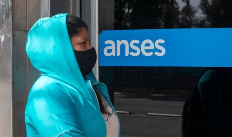 Eternas filas en ANSES para sacar la clave de seguridad social y anotarse en alguno de los beneficios de Massa