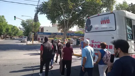 Un colectivo de la Red Tulum atropelló a un anciano en pleno centro