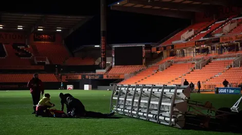 Tragedia en el fútbol francés: murió un jardinero al que se le cayó encima un panel de luz