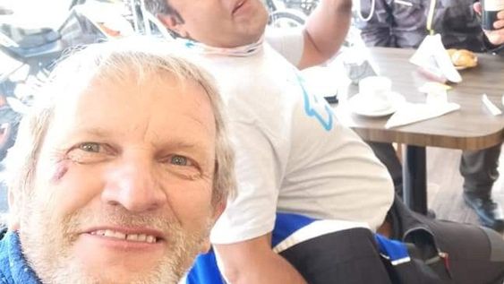 Docente muerto en Córdoba: dicen que se abrió de más en la curva y que perdió el casco