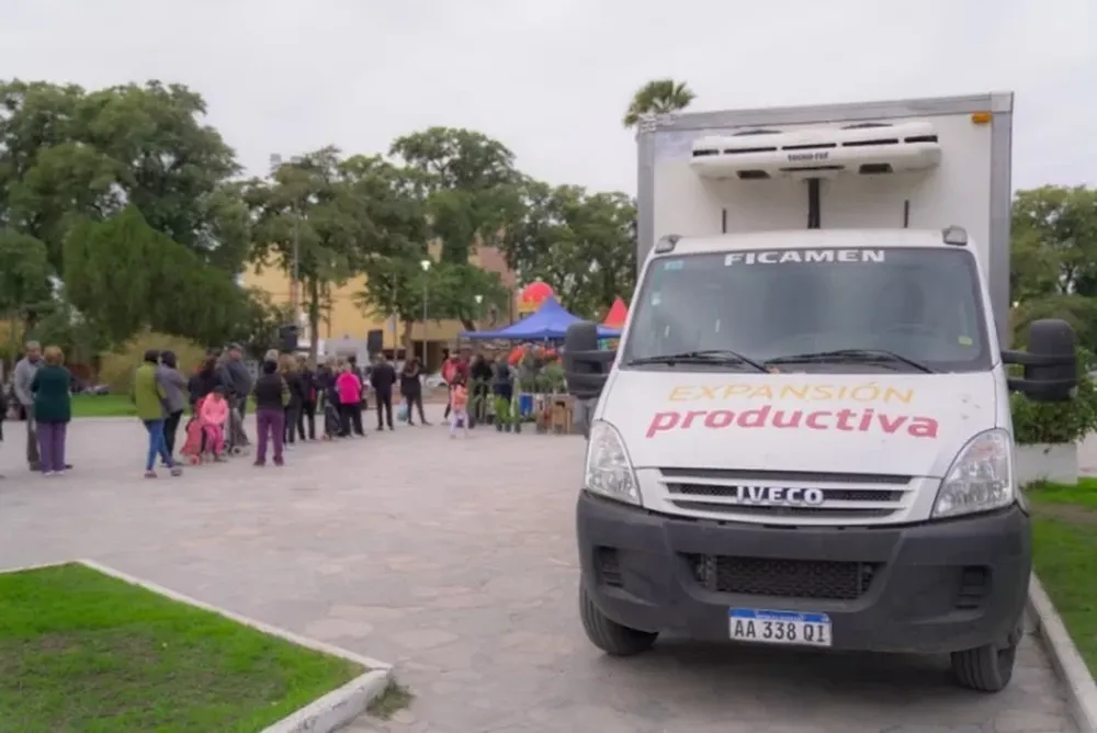 El camión que ofrece frutas y verduras más baratas estará mañana en Rivadavia
