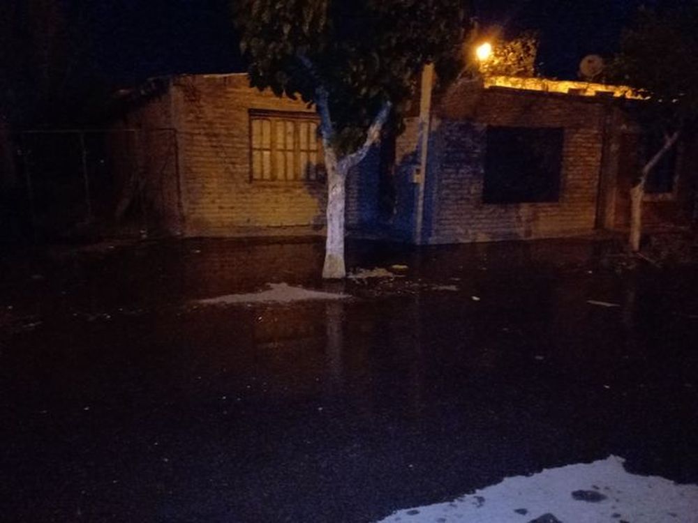Vecinos pasaron 3 horas destapando un canal que se desbordó y anegó 10 casas