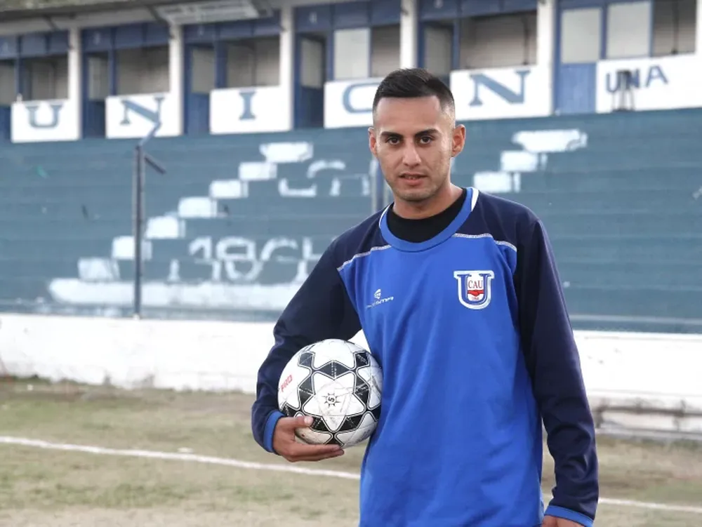 Por las mañanas albañil, por las tardes la rompe al fútbol en Unión: la vida de Simone