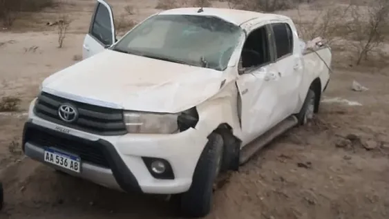Perdió el control de la camioneta, volcó y resultó ilesa