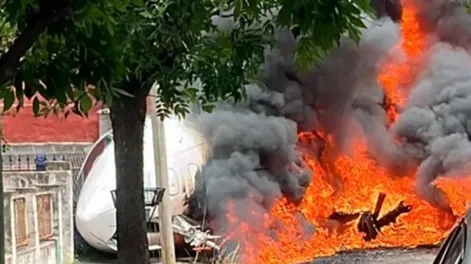 Los impactantes videos del momento en el que el avión despistó y chocó a dos viviendas