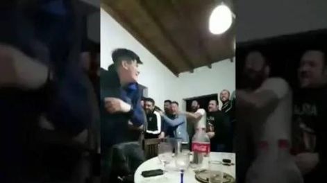 El viral del verano: furor por las representaciones de “quisiera saber con quién estás cog…”
