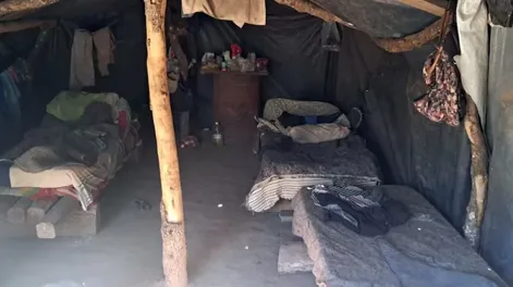 Aberrante caso de explotación laboral: 10 trabajadores del carbón dormían en pallets, sin baño, y ganaban $150 mil