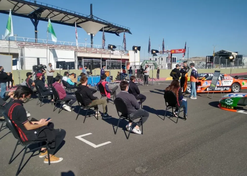 Alumnos coparon la pista del autódromo y aprendieron mecánica