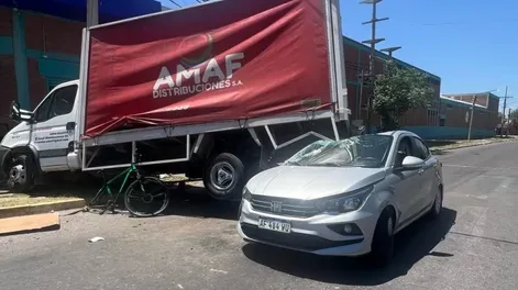 Un camión perdió el control y provocó un choque múltiple en Capital