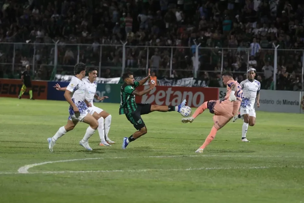 Caída. San Martín sigue sin poder festejar en Primera. Esta vez, Talleres fue su verdugo en otra noche de amargura en el Pueblo Viejo.