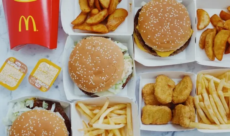 Una empleada mostró el enorme pedido de hamburguesas que hicieron desde la prisión