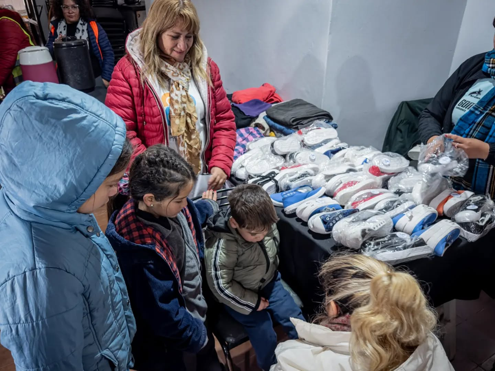 Los vecinos reciben prendas de abrigo y zapatillas.