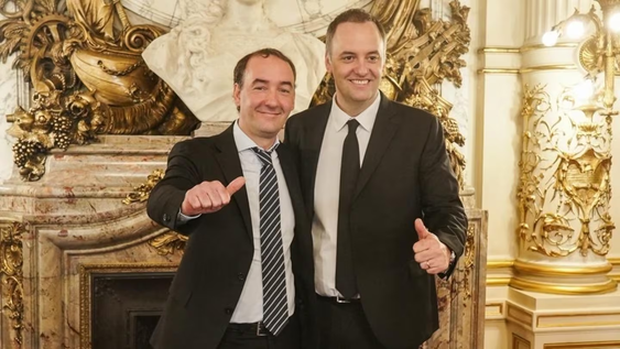 El jefe de Gabinete, Manuel Adorni, junto a su hermano Francisco.