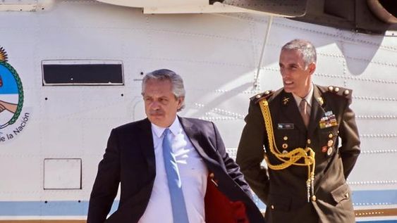 Tras estar aislado, Alberto Fernández viajó a Uruguay para reunirse con Lacalle Pou