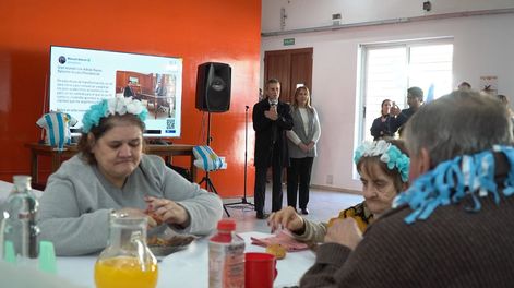 Con televisores nuevos y asado, los abuelos alientan a la Scaloneta.