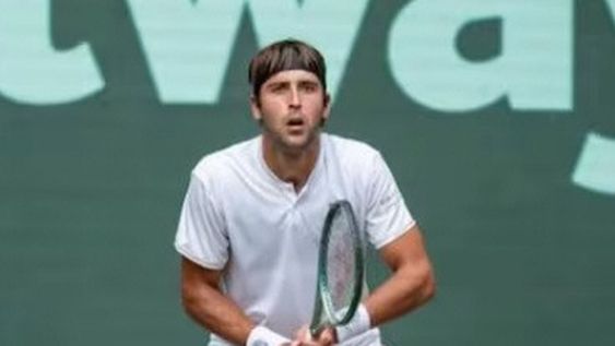 EL ARGENTINO cayó en dos sets.