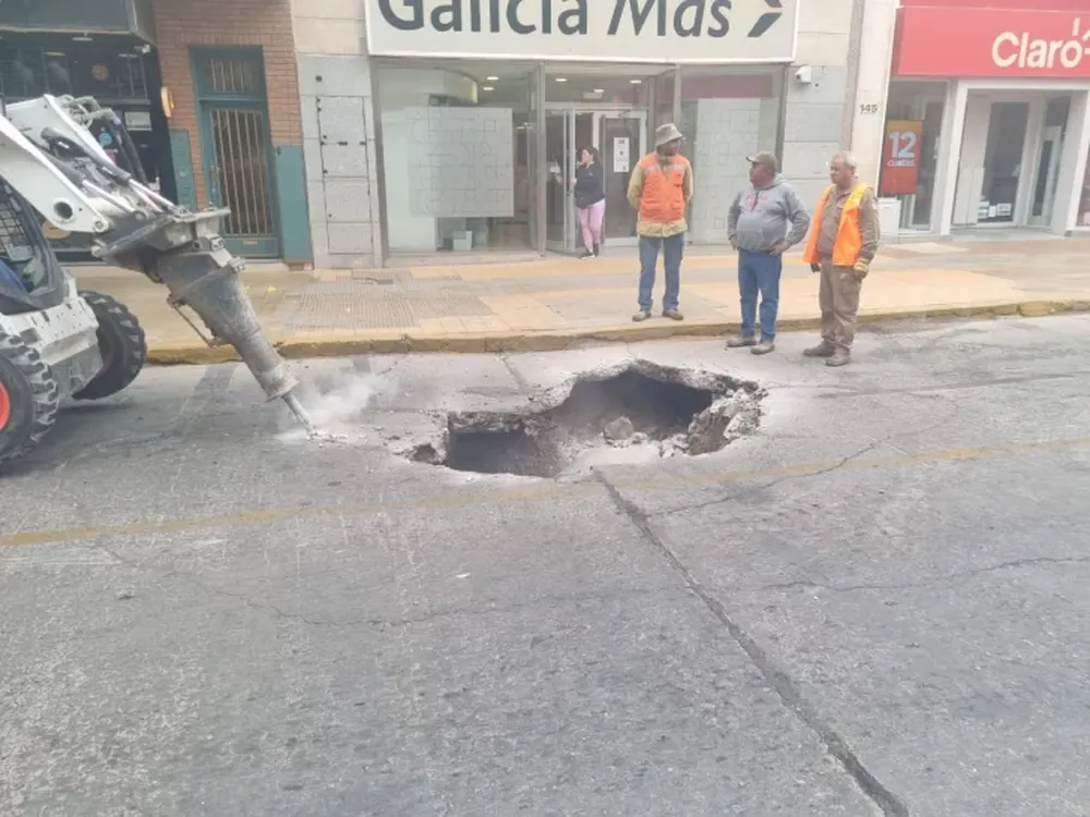 [VIDEO] Sorpresa a metros de la Plaza 25 de Mayo: picaban para arreglar el pavimento y encontraron un pozo negro