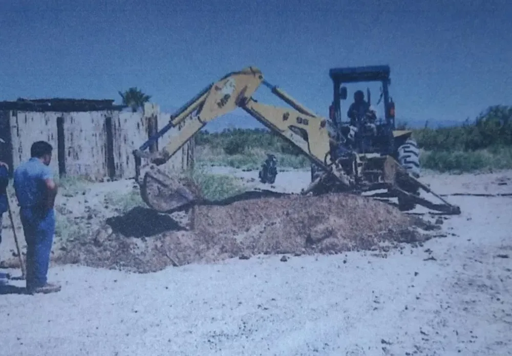 Una máquina, tres empleados del munipio y 1.116 metros de caños usó el excapataz acusado, para hacer un zanjeo y conectarse sin autorización a la red de agua potable.