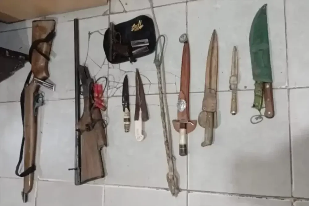Lo buscaban por haber golpeado con un rebenque a su mujer y descubrieron que tenía un arsenal en su casa